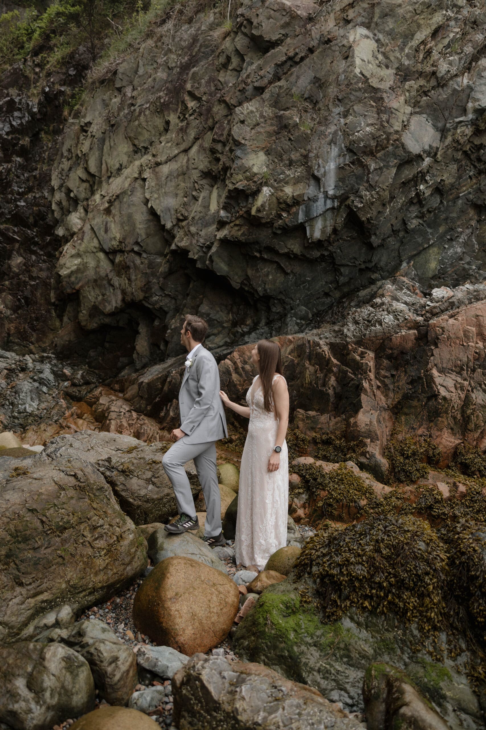couple eloping in little hunter beach acadia national park